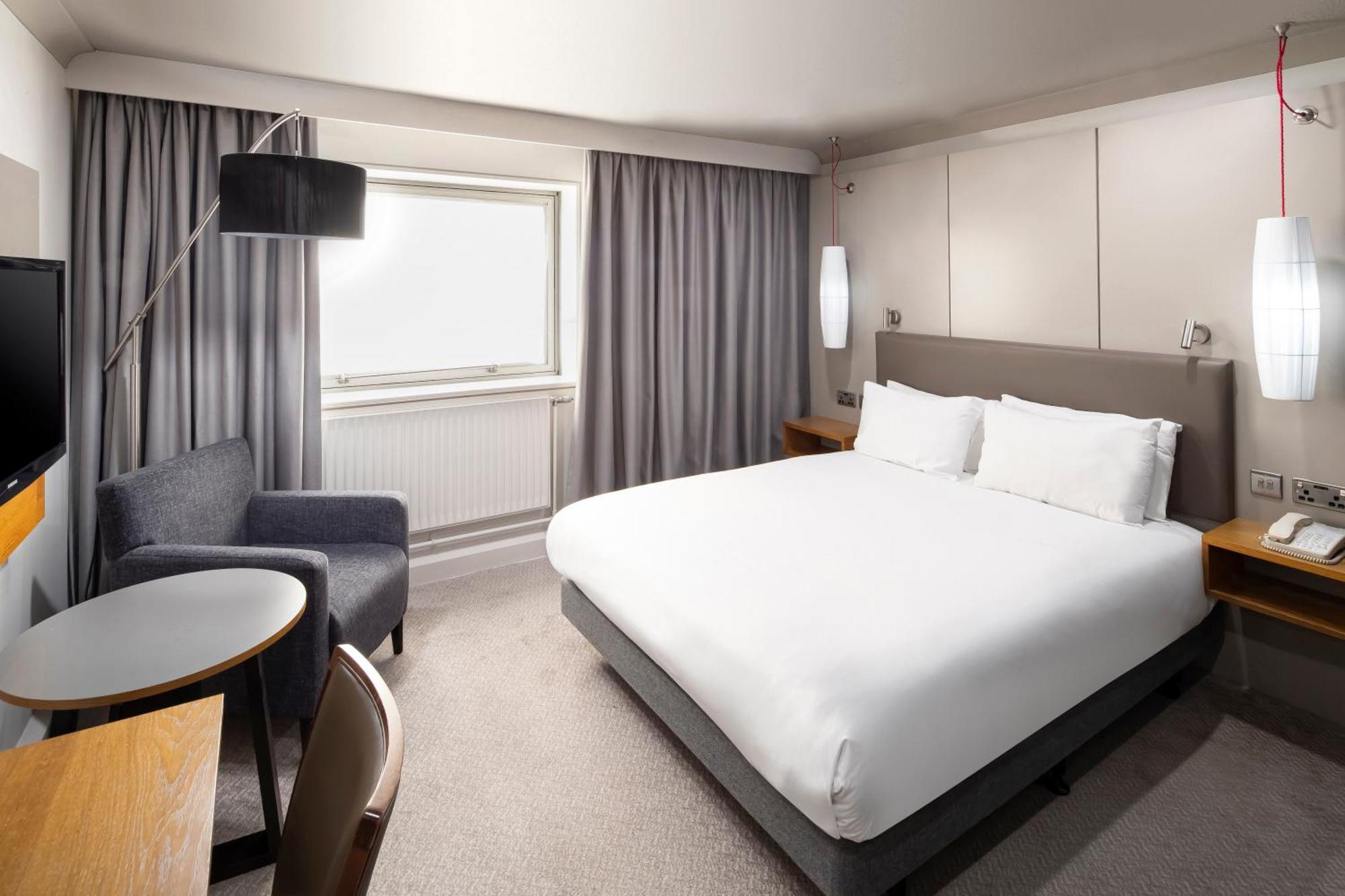 Chambre Lit Queen-Size Standard - Accessible aux Personnes à Mobilité Réduite
